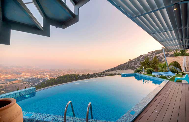 How Does An Infinity Pool Work?